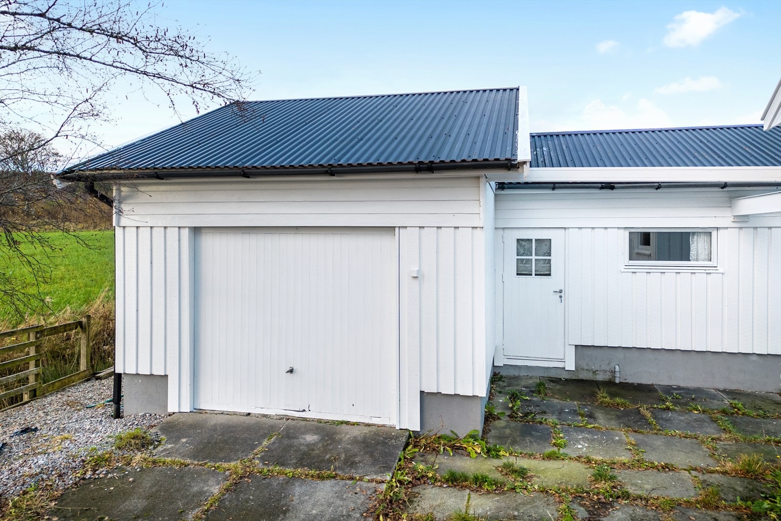 Garasje med integrert bod Galleribilde