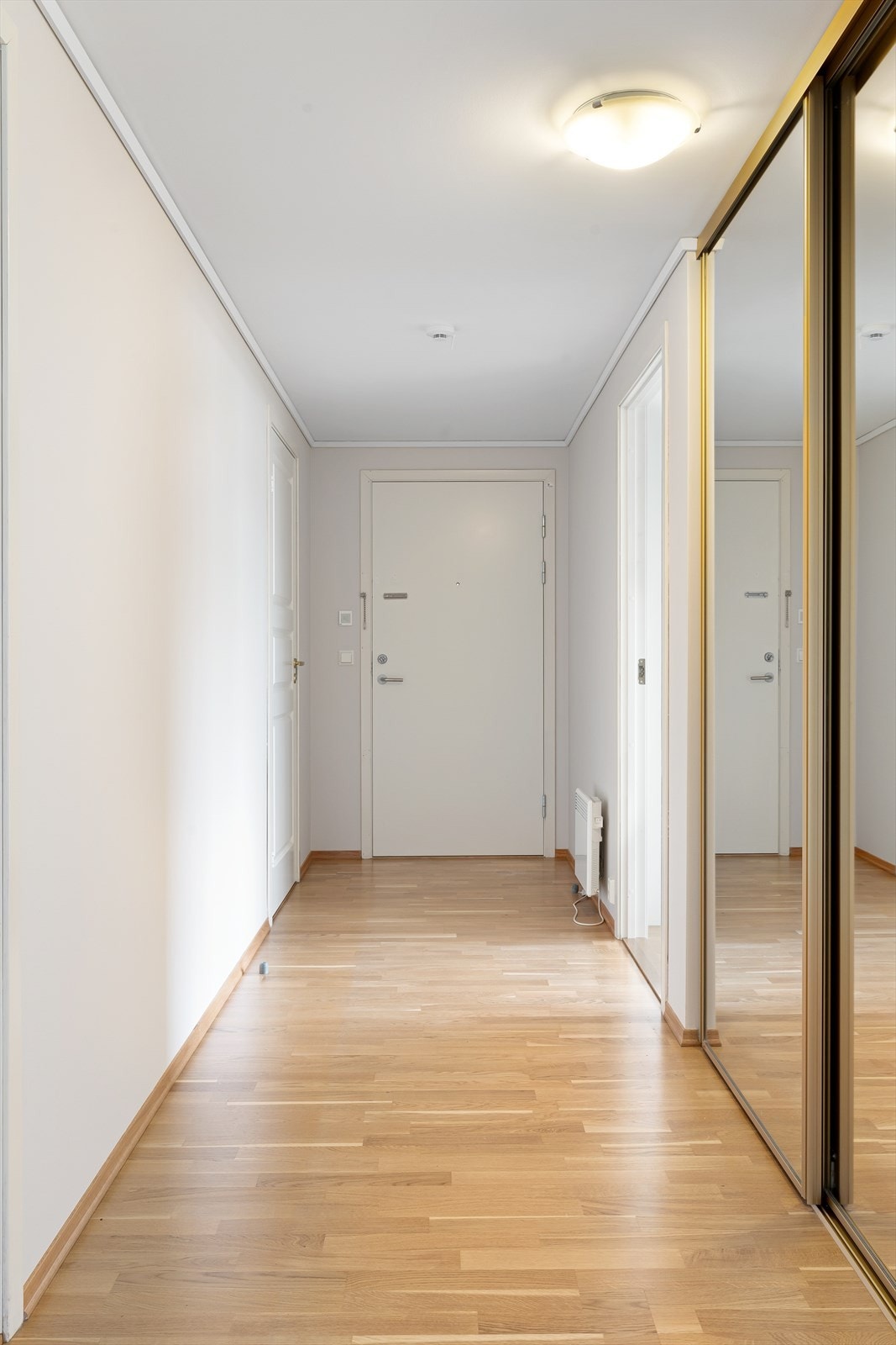 Entré med skyvedørsgarderobe Galleribilde
