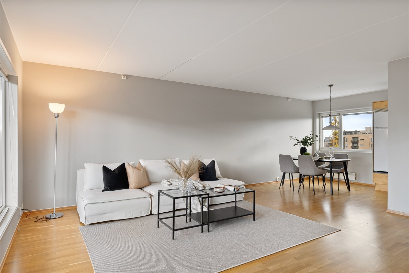 Det er god plass til både sofagruppe og spisegruppe i stua Galleribilde