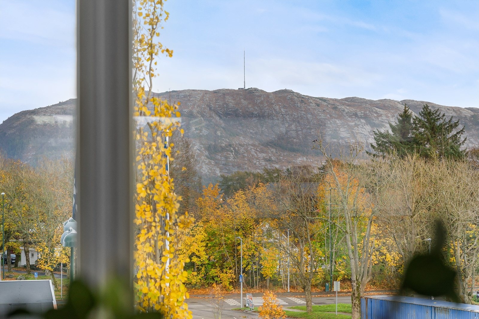 Utsikt mot Lifjell fra kjøkkenet Galleribilde