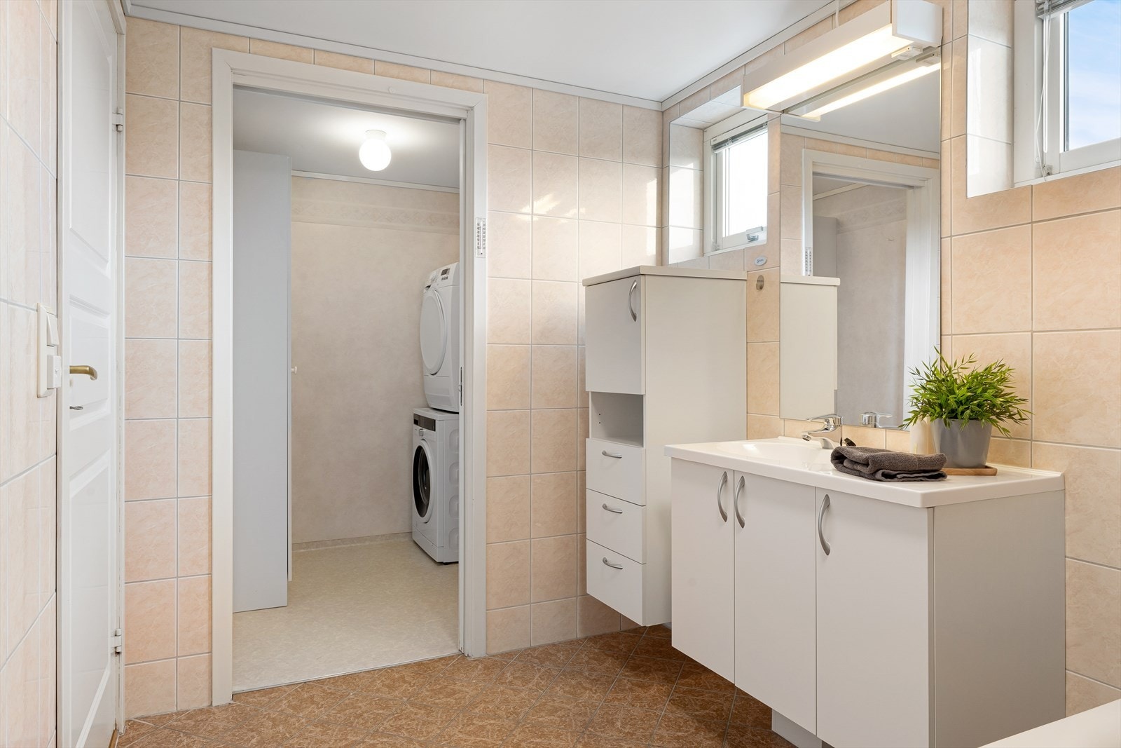 Fra badet kommer man videre til vaskerommet Galleribilde