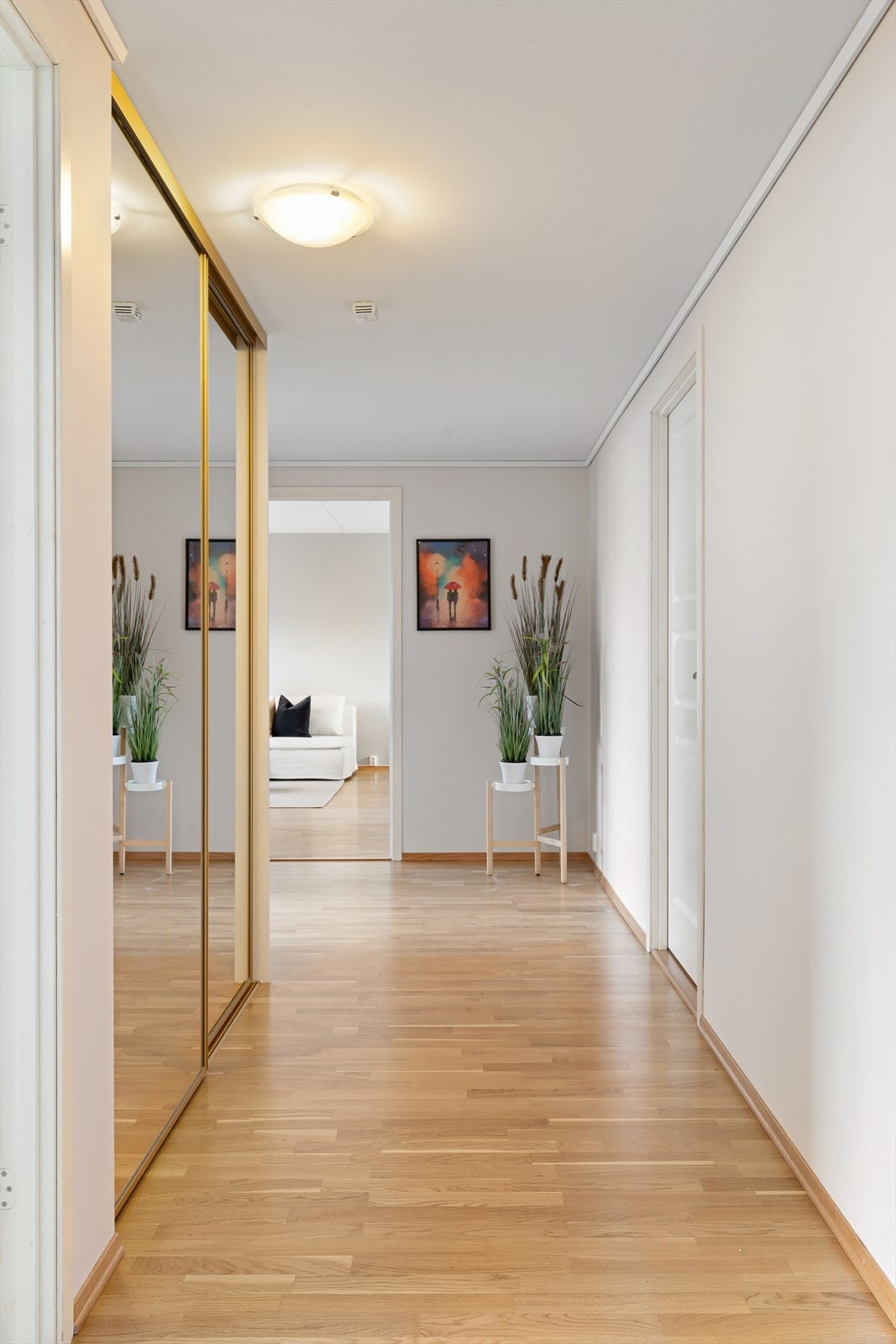 Entréen fører inn til soverommene på venstre side, badet på høyre side og videre til kjøkken og stue Galleribilde
