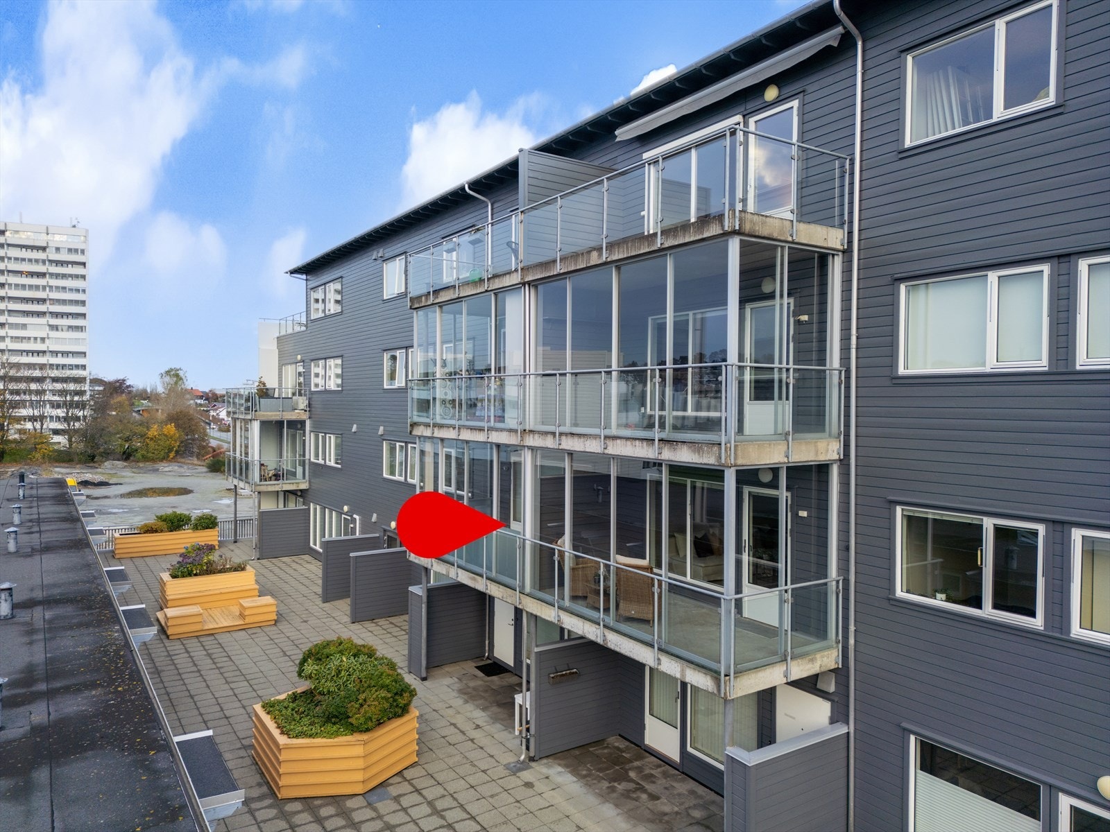 Leiligheten ligger i 3 etasje med stor, innglasset balkong Galleribilde
