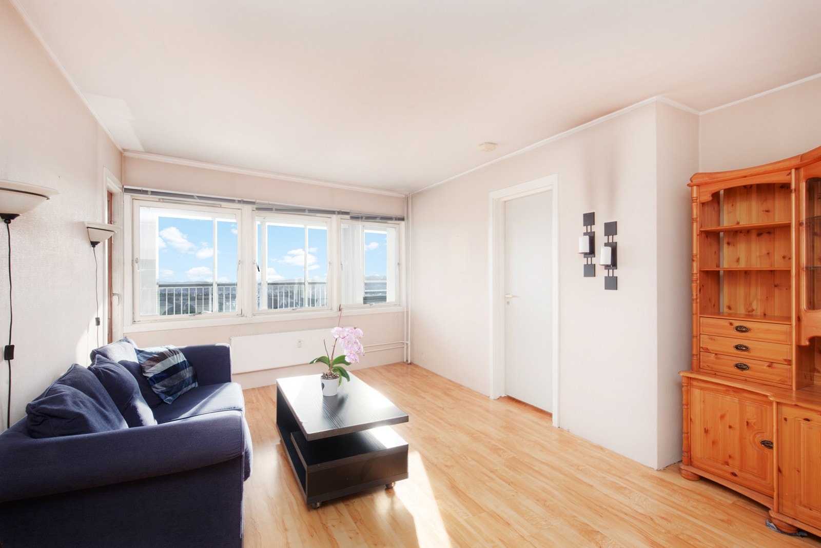 Stue med fine vindusflater Galleribilde