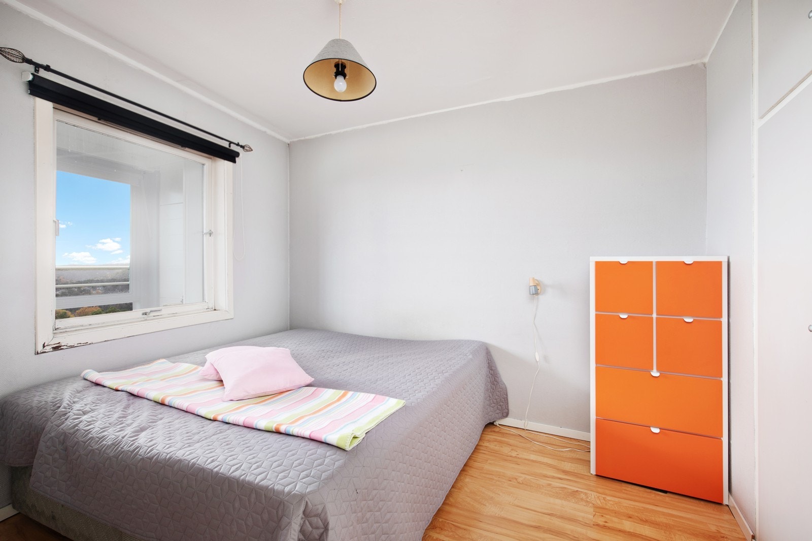 Soverom med god plass til dobbeltseng Galleribilde