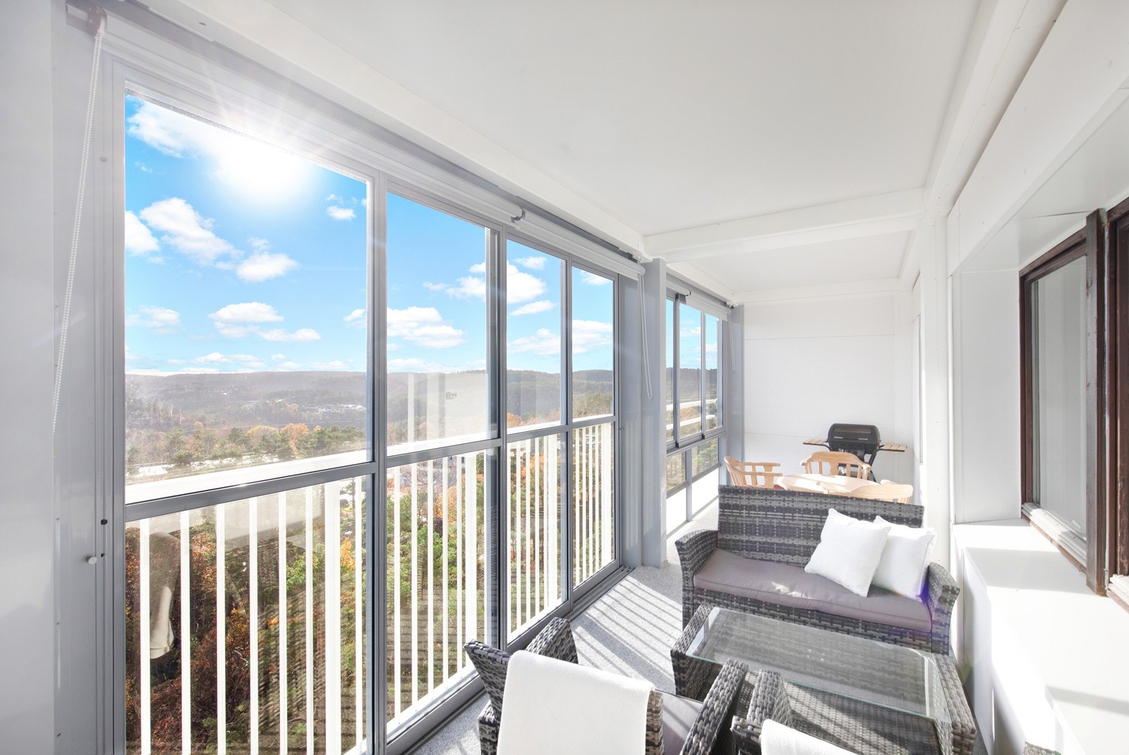 Innglasset balkong med plass til utemøbler Galleribilde