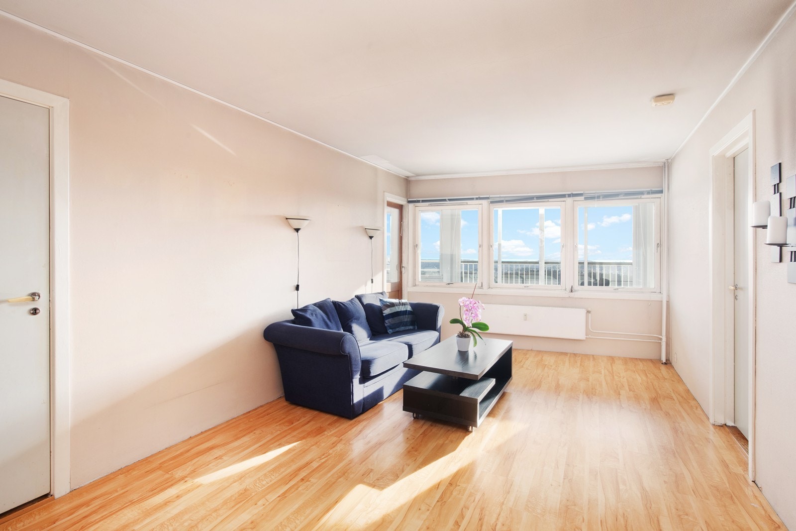 Utgang til stor innglasset balkong Galleribilde