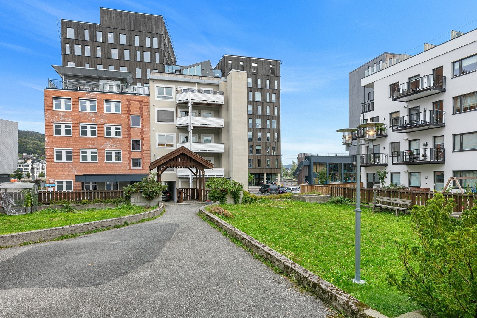 Luftig og pent opparbeidet bakgård Galleribilde