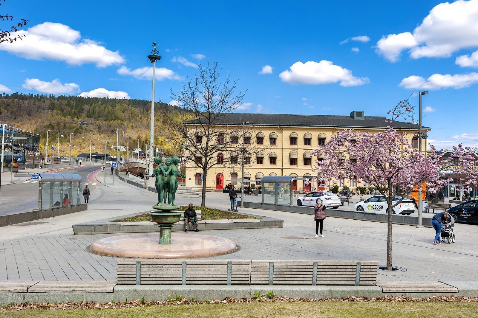 Strømsø torg og Drammen togstasjon ligger noen få minutters gange fra leiligheten Galleribilde