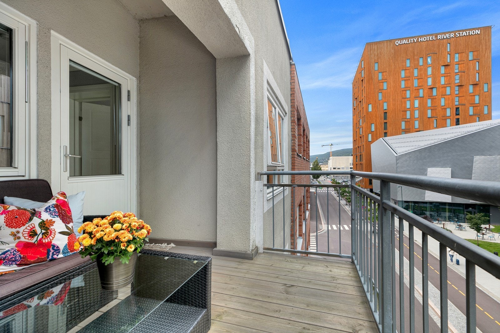 Drammen togstasjon ligger rett bak Quality Hotel River Station (også kjent som Brunosten) Galleribilde