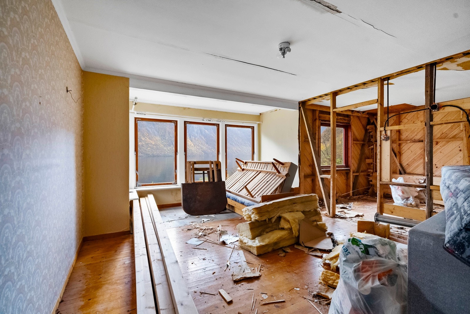 Det er påbegynt rivning innvendig på loft og underetasjen Galleribilde