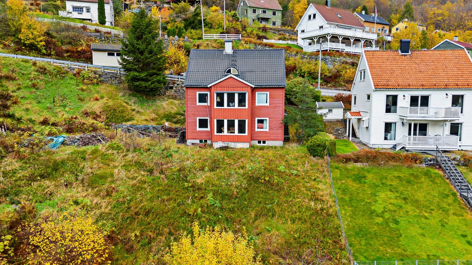 Boligen ligger fint til ytterst i Sandvika i Høyanger Galleribilde