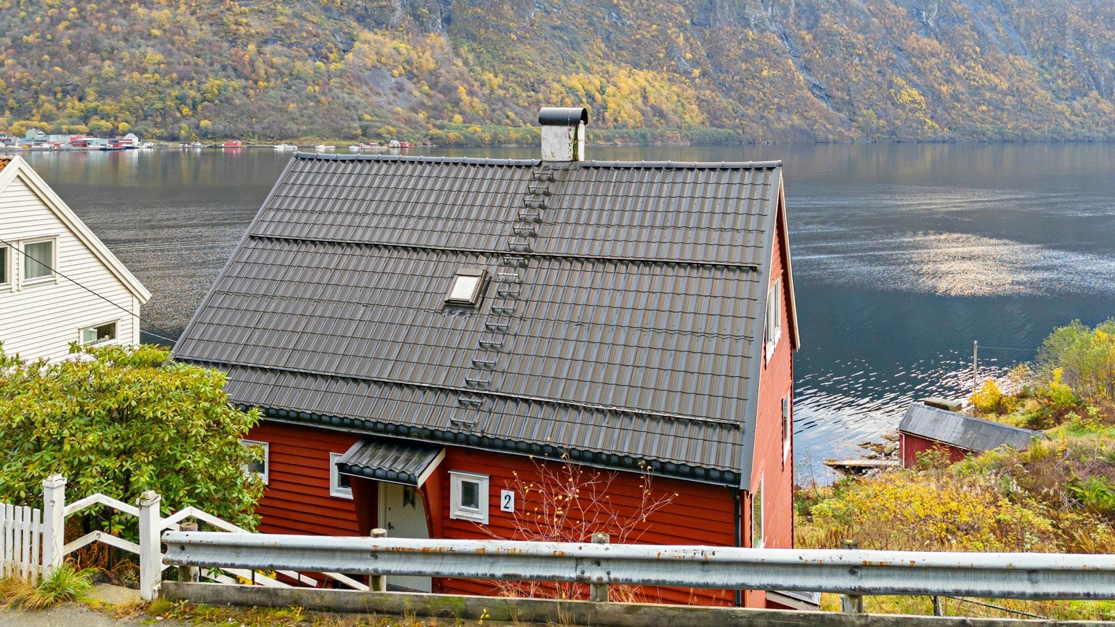 Adkomst ned til boligen via trapp fra kommunal veg Galleribilde