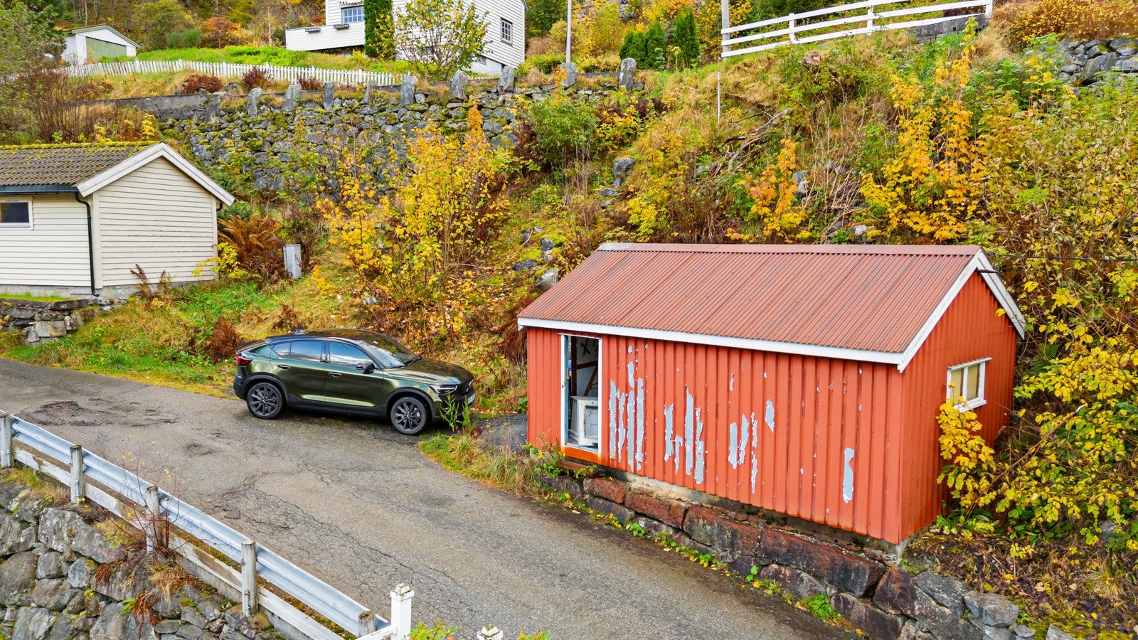 På oppsiden av kommunal veg er det garasje som medfølger eiendommen Galleribilde