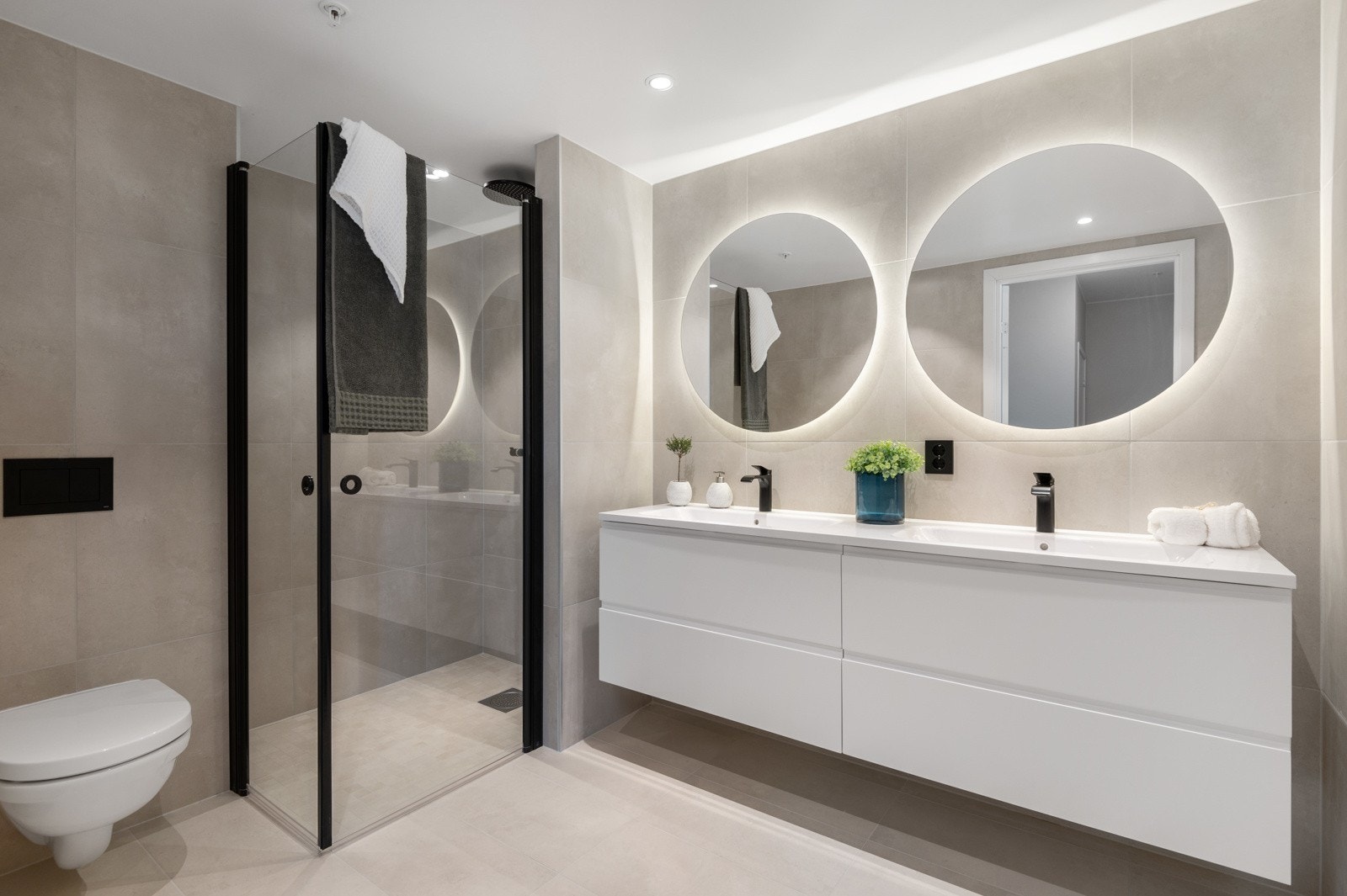 Bad tilhørende hovedsoverom, med praktisk dobbelvask og to speil. Galleribilde