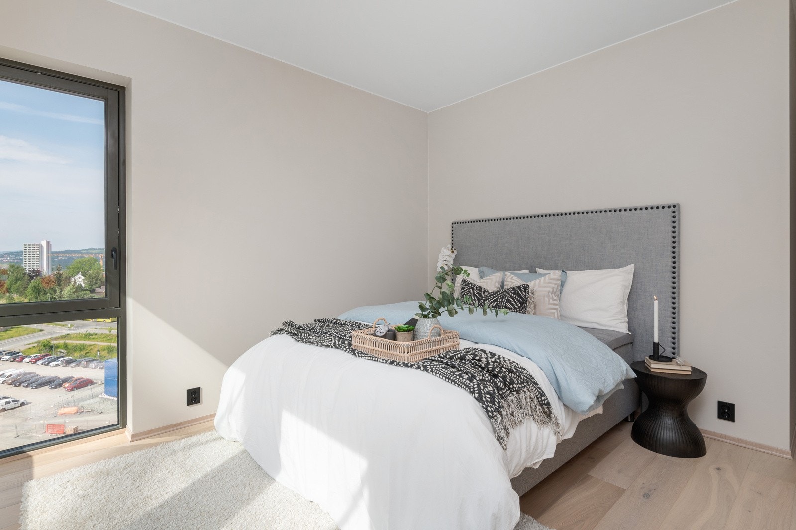 Leilighetens hovedsoverom kan friste med omkledningsrom, eget bad og egen balkong! Galleribilde