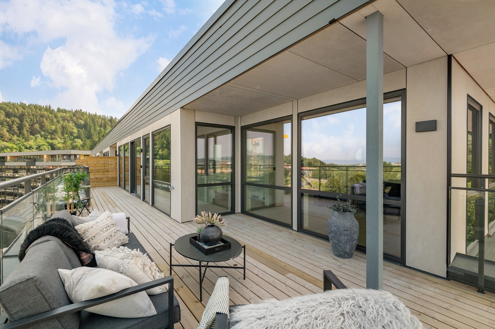 Takterrassen har god plass til møbler. Galleribilde