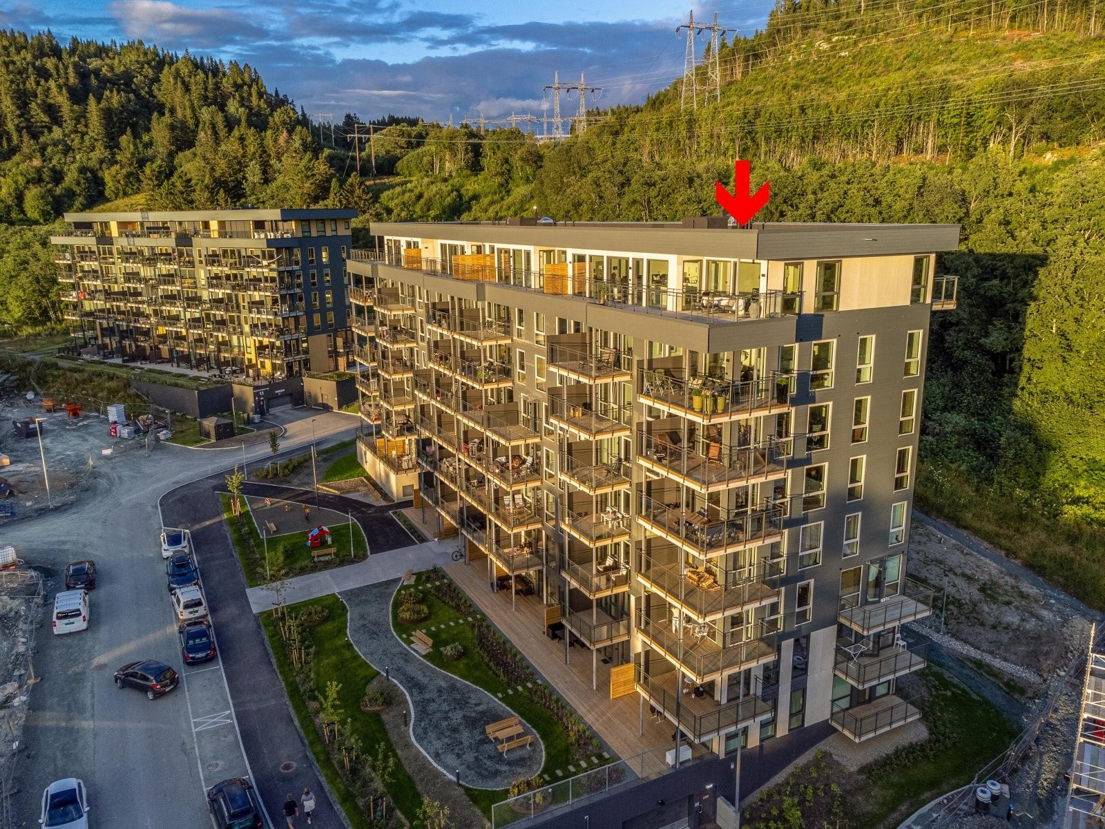 Leiligheten ligger på hjørnet i 8.etasje med flere uteplasser og nyter en lang solgang! Galleribilde