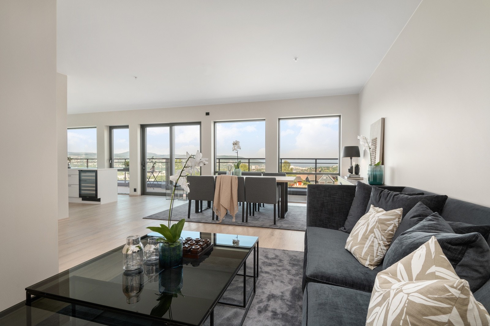 TV-stue med nydelig utsikt og store vindusflater Galleribilde