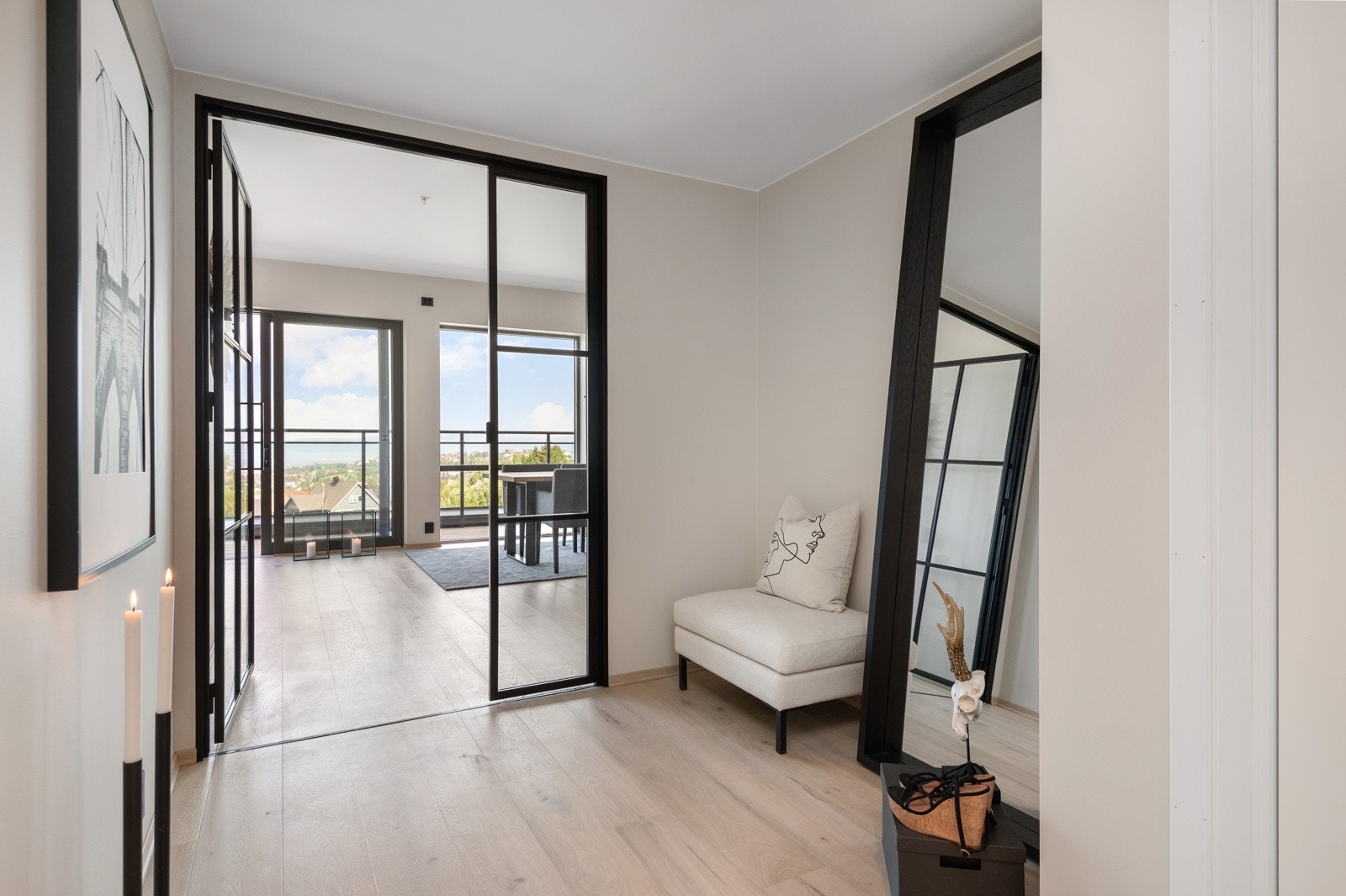 Fra gang har man moderne smijernsdør med glass inn til stue. Galleribilde