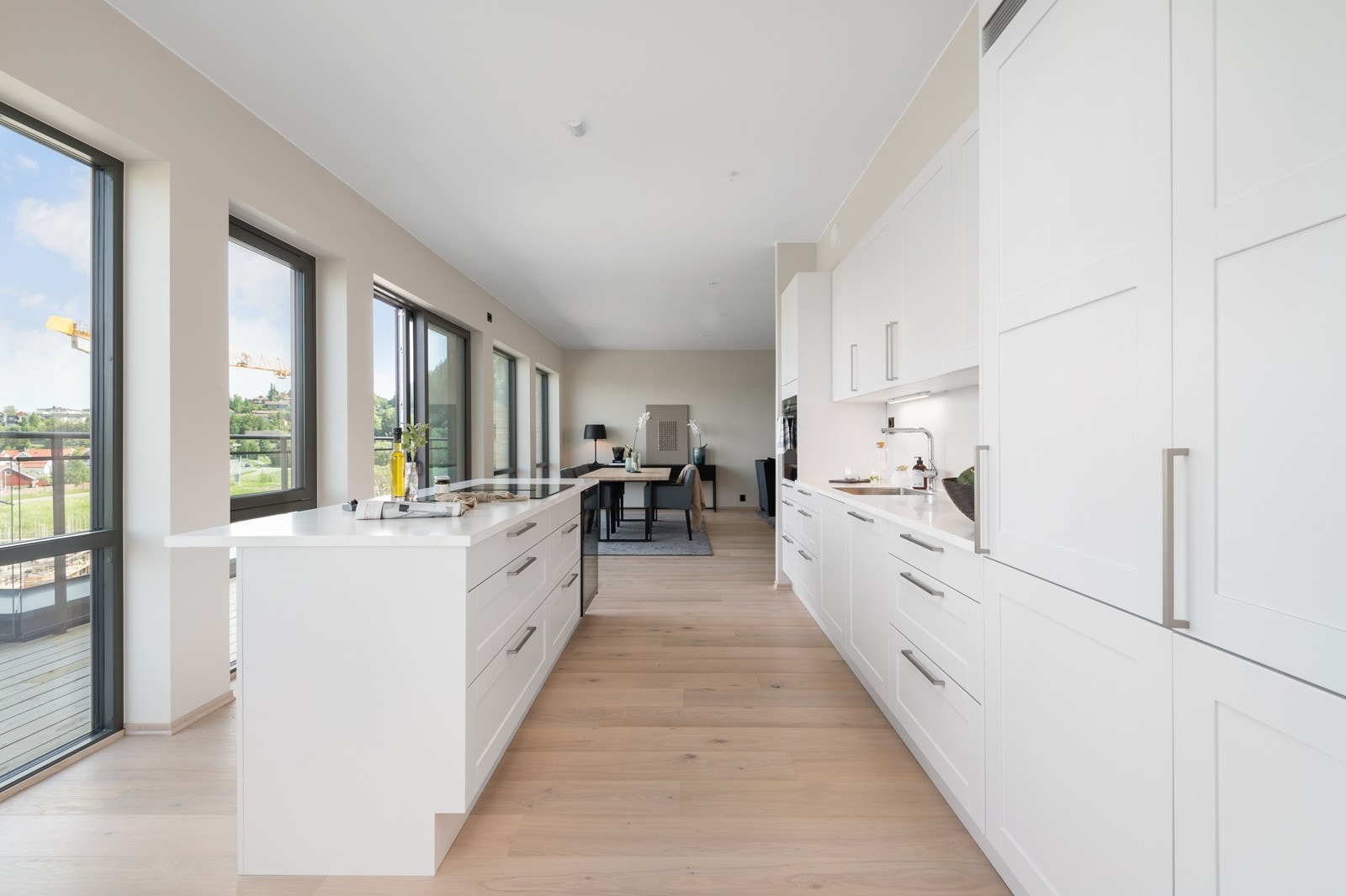 En praktisk kjøkkenøy gir ekstra skap- og benkeplass. Galleribilde