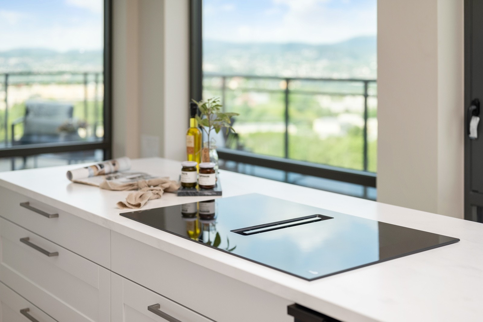 Steketopp integrert i kjøkkenøy med nedfelt kullfiltervifte. Galleribilde