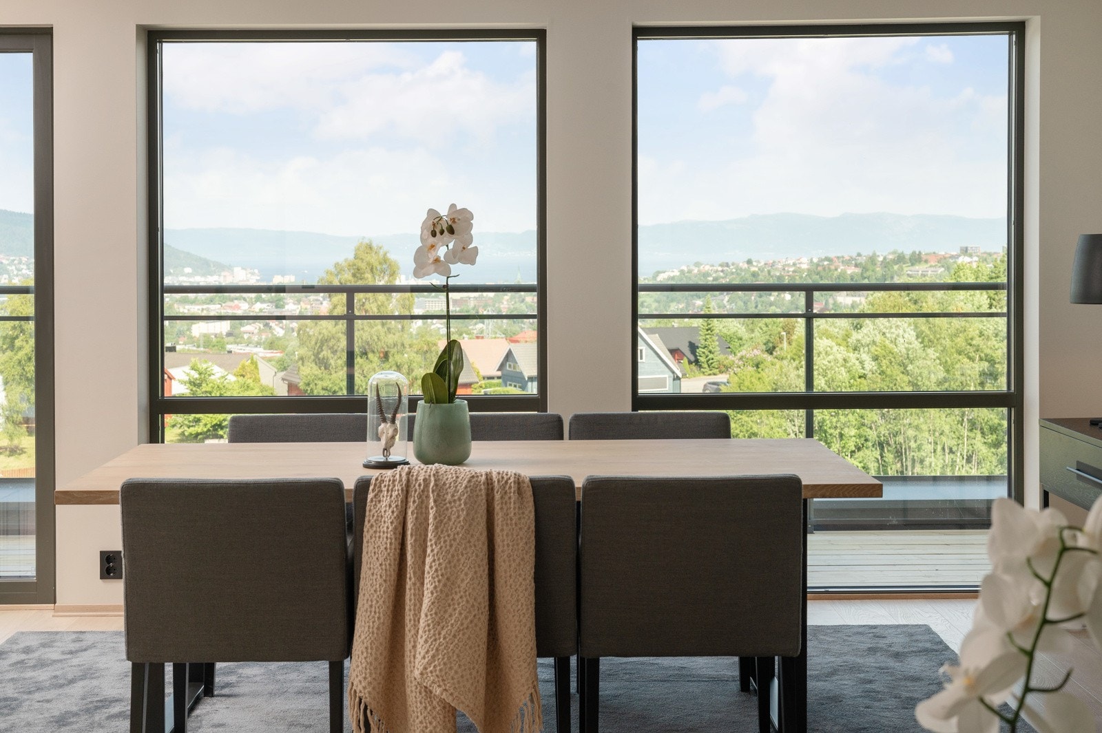 God plass til spisegruppe mellom kjøkken og stue. Galleribilde