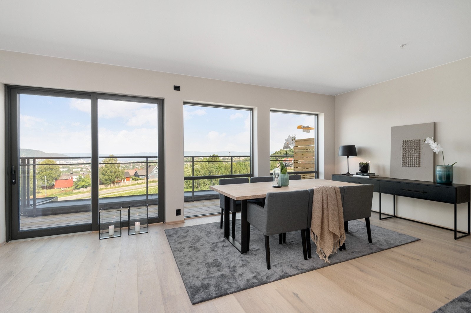 De store vindusflatene gir rikelig med naturlig lys i alle oppholdsrom. Galleribilde