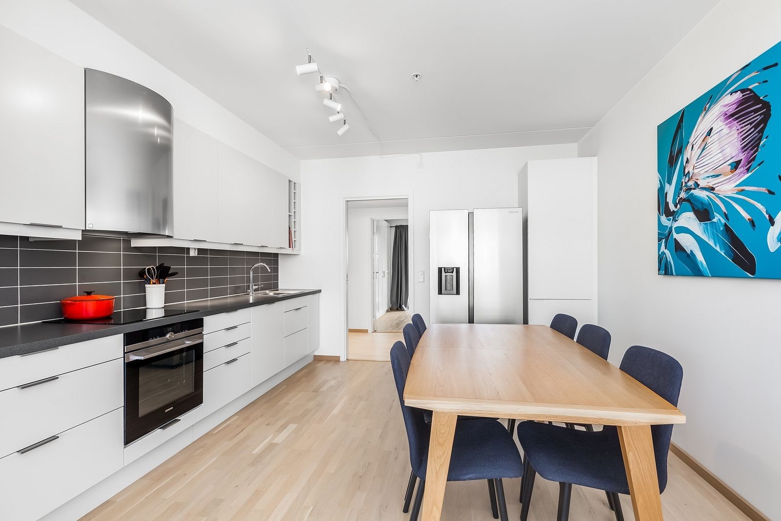 Kjøkken med integrerte hvitevarer. God plass til spisebord. Galleribilde