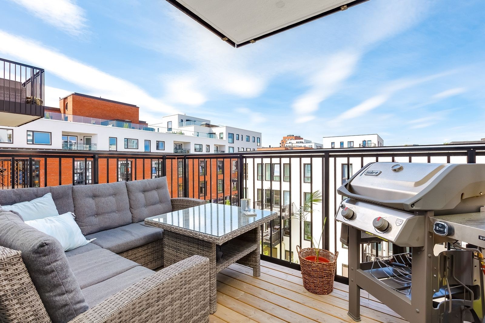 Flott balkong som har plass til både sittegruppe og grill. Galleribilde
