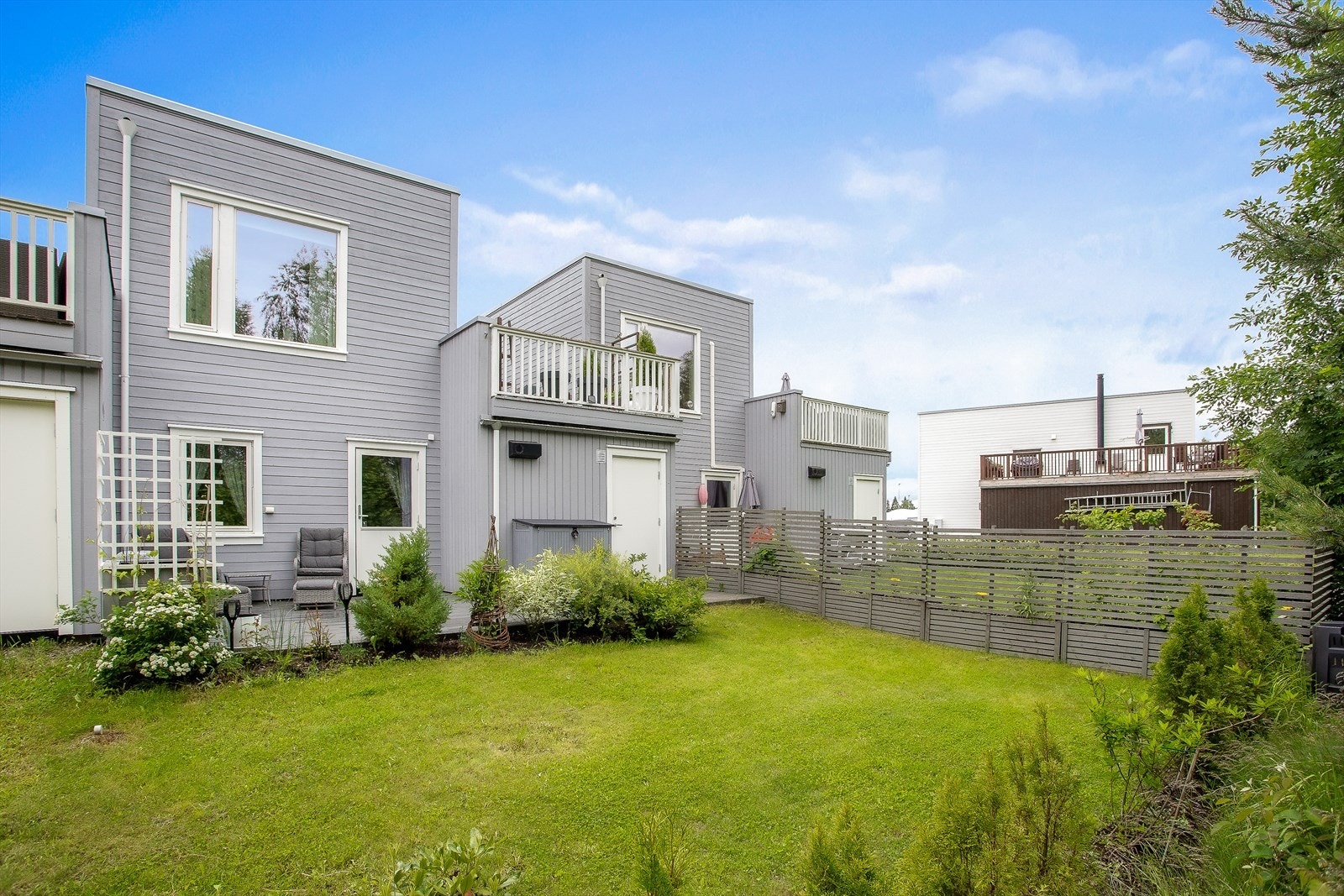 Velkommen til Hvetevegen 48! En lys og pen enebolig i kjede med god planløsning og tilhørende garasje. Galleribilde