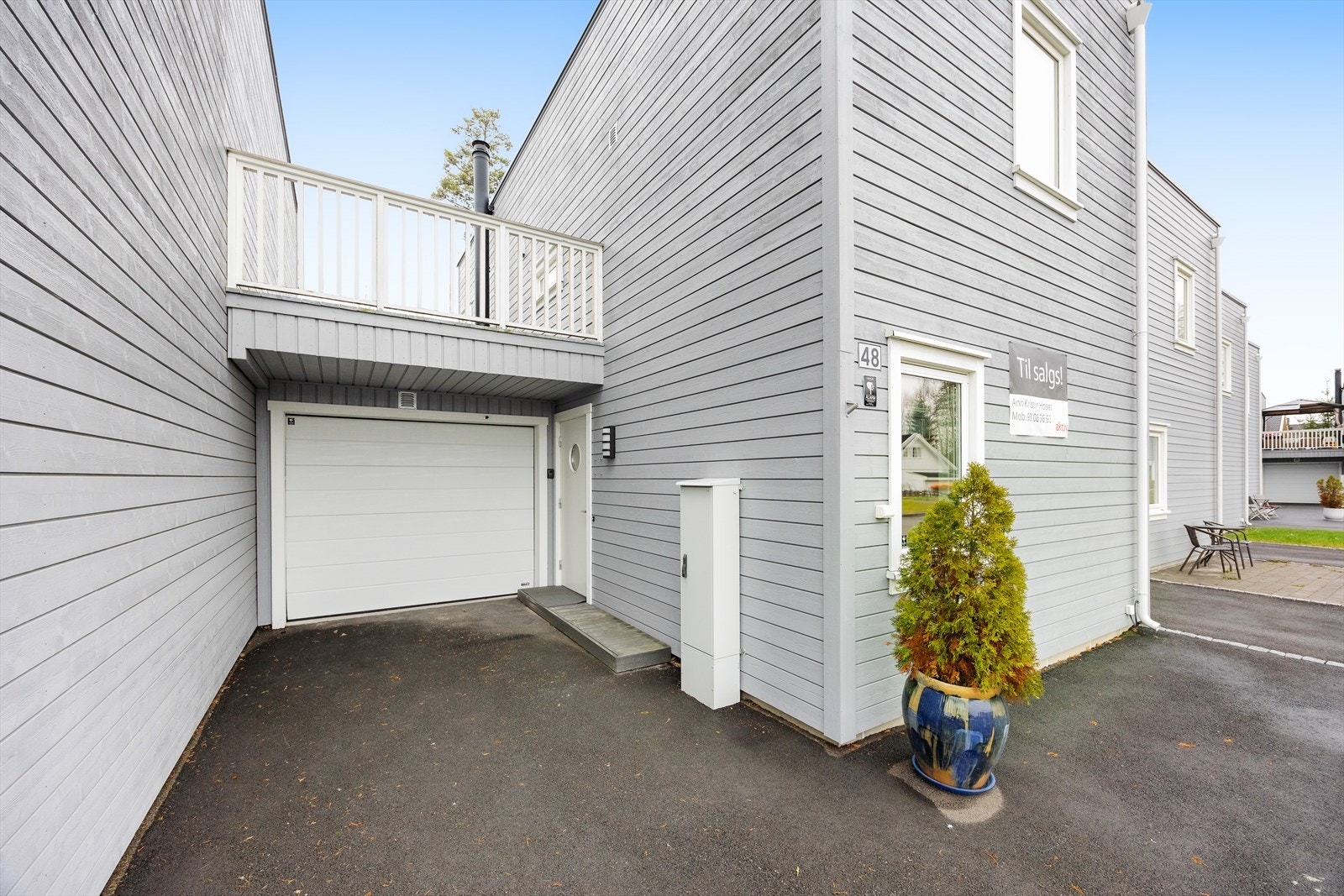 Garasje med biloppstillingsplass foran. Galleribilde