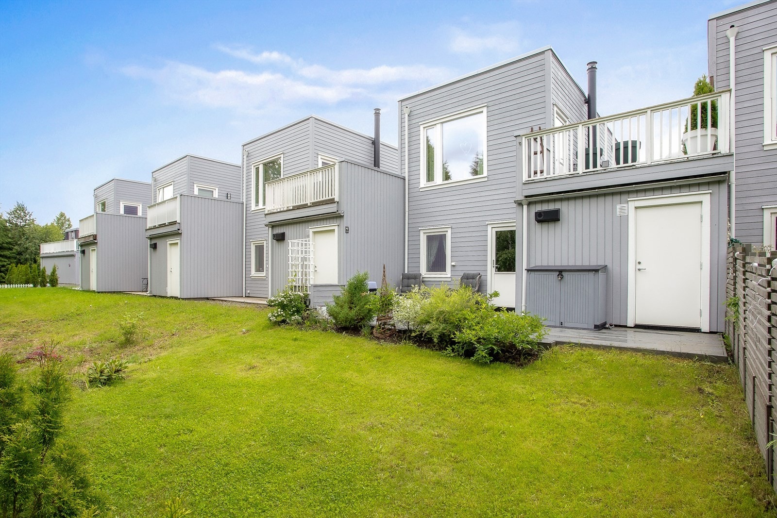 På baksiden av huset er det opparbeidet trivelig uteplass med hage og beplantning, samt markterrasse med utgang fra soverom. Det er gjennomgang fra bod i bakkant av garasjen. Galleribilde
