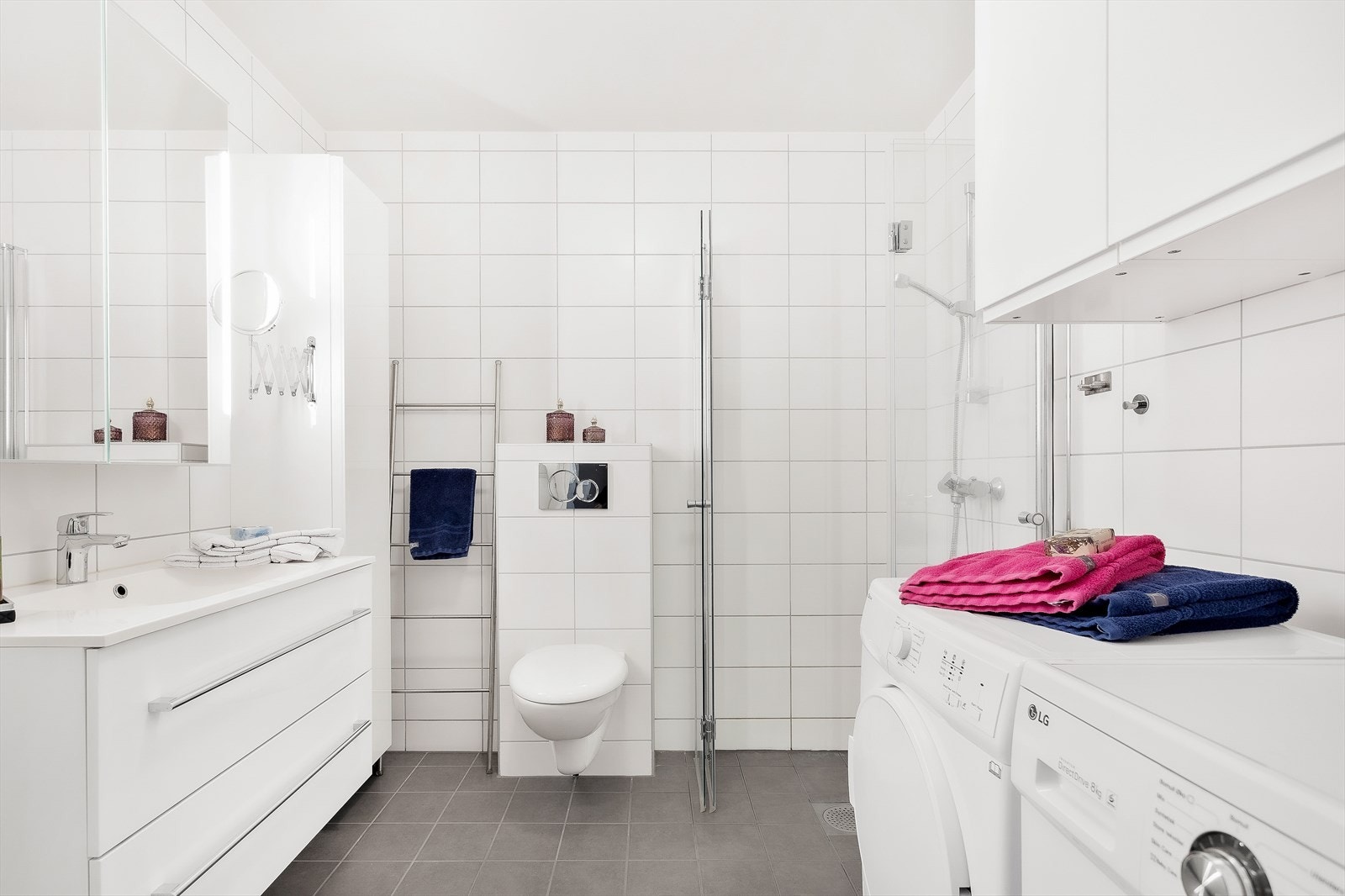 Fint flislagt bad med gulvvarme. Galleribilde