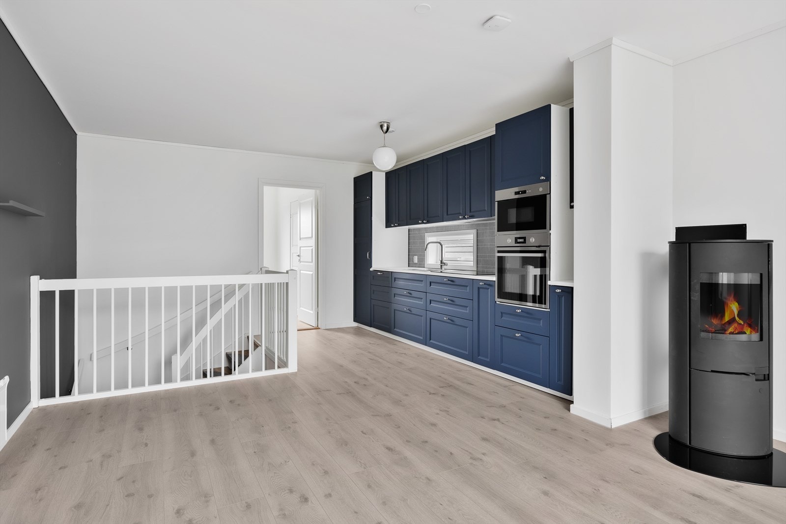 Kjøkken med plass for spisebord. Galleribilde