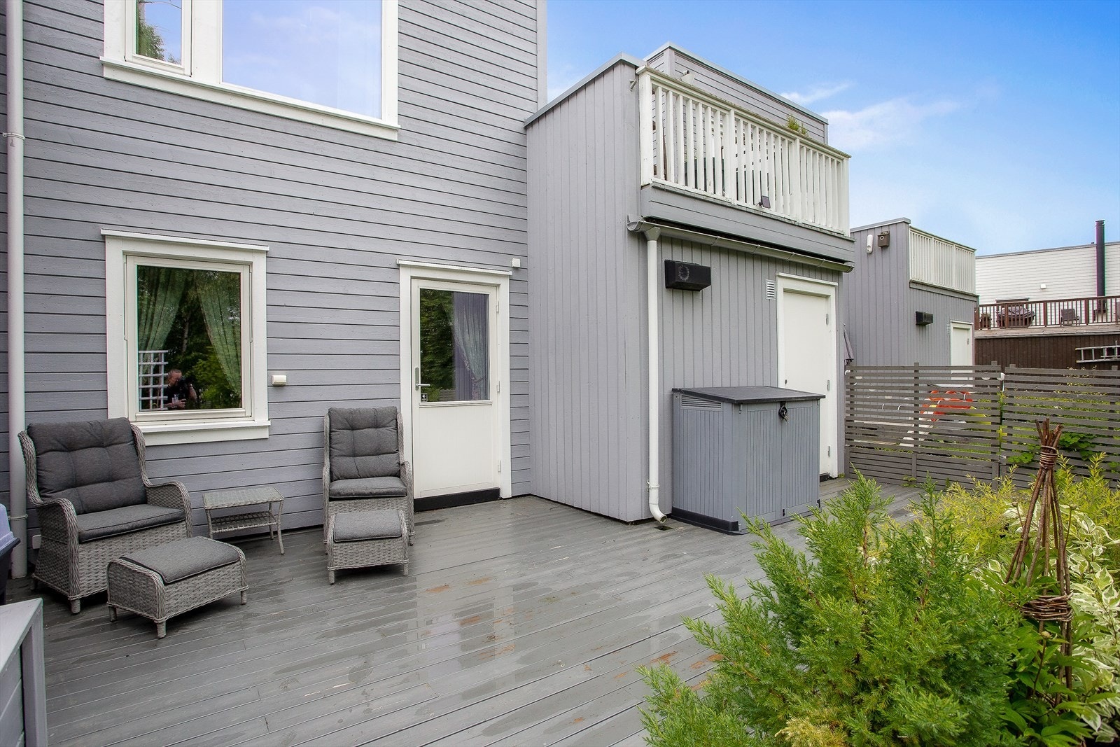 En av de flotte terrassene ligger på baksiden av boligen med utgang direkte fra det ene soverommet i 1. etg. Her kan du også gå inn i garasjen. Galleribilde