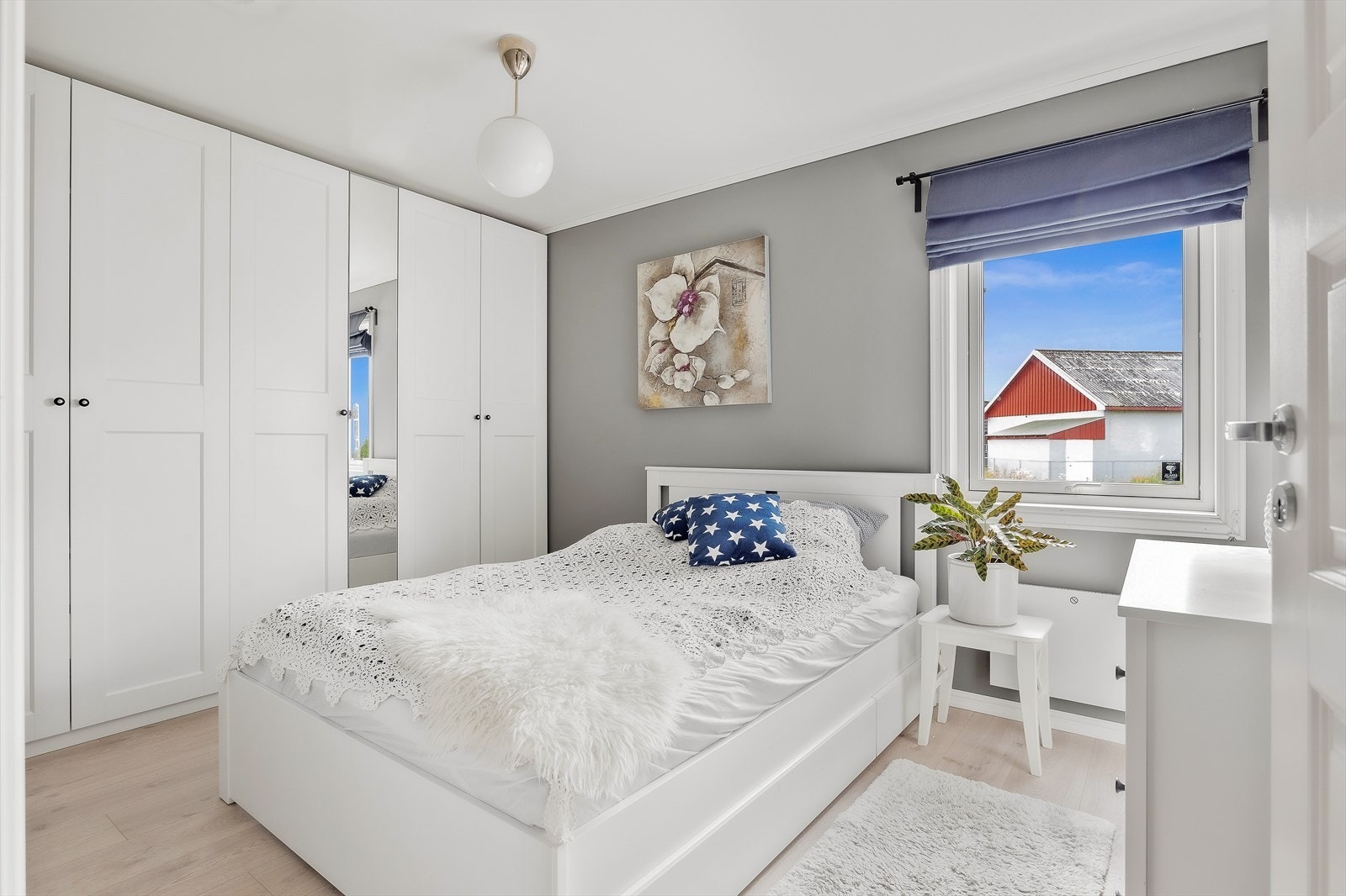 Det andre soverommet i 1. etasje er også romslig, og har en stor garderobeløsning langs den ene veggen. Galleribilde