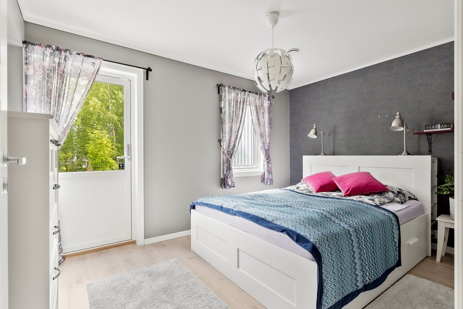 Romslig hovedsoverom i 1. etasje med utgang til markterrassen. Galleribilde