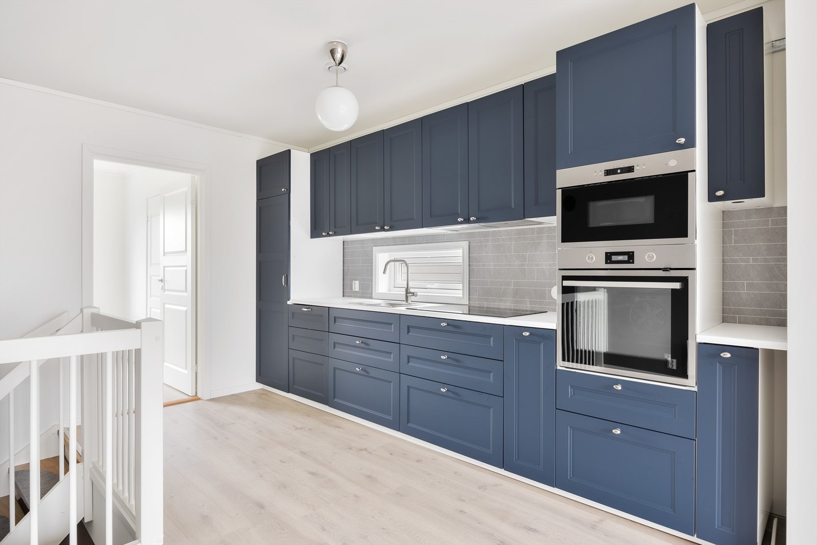 Pen kjøkkeninnredning god skap- og skuffeplass. Galleribilde