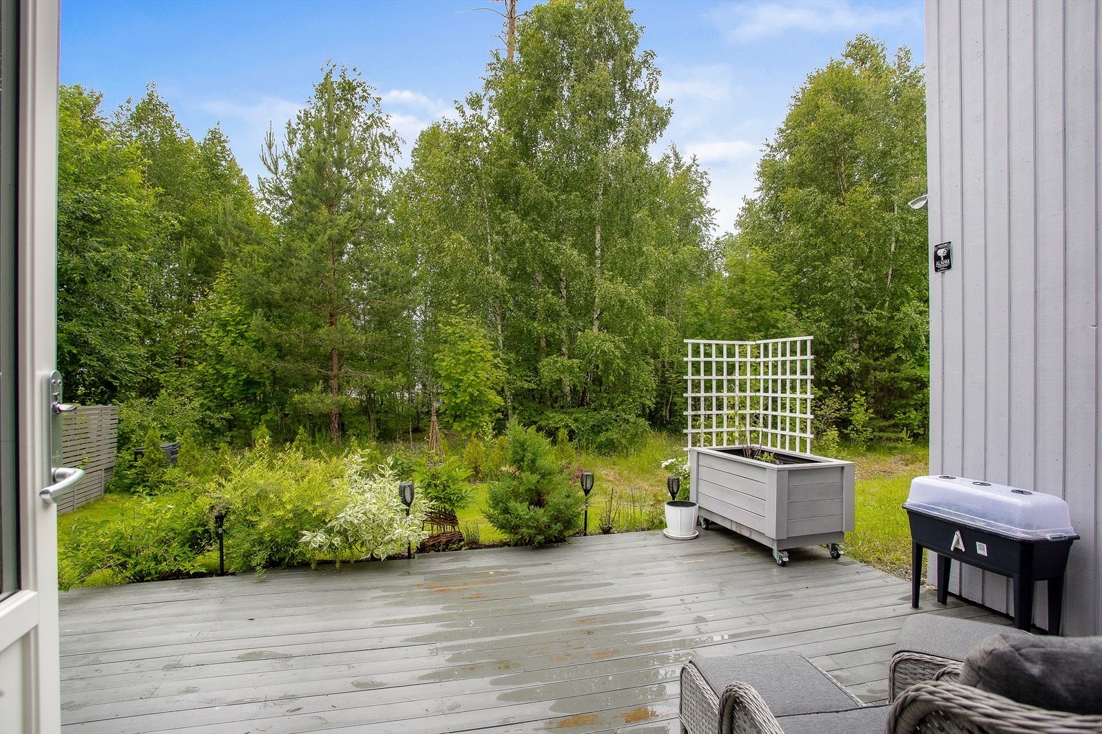 Romslig markterrasse utenfor hovedsoverommet, på ca 24 kvm, og fint utsyn mot friområde. Galleribilde