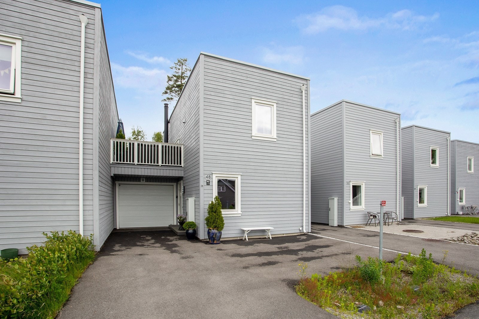 I tillegg til parkering i garasjen, er det biloppstillingsmuligheter på asfaltert gårdsplass foran boligen. Galleribilde