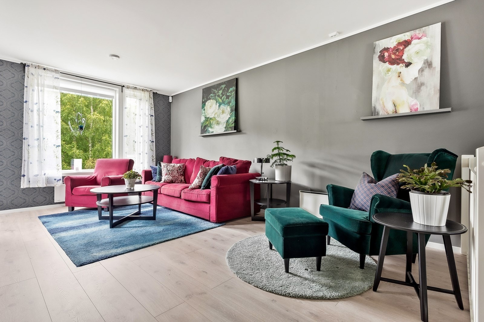 Trivelig stue med en kombinasjon av malte flater og tapet på vegger. Galleribilde