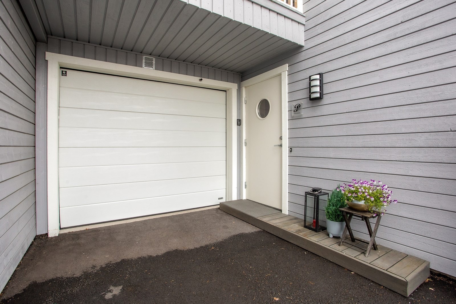 Overbygget inngangsparti og garasje under terrassen. Galleribilde