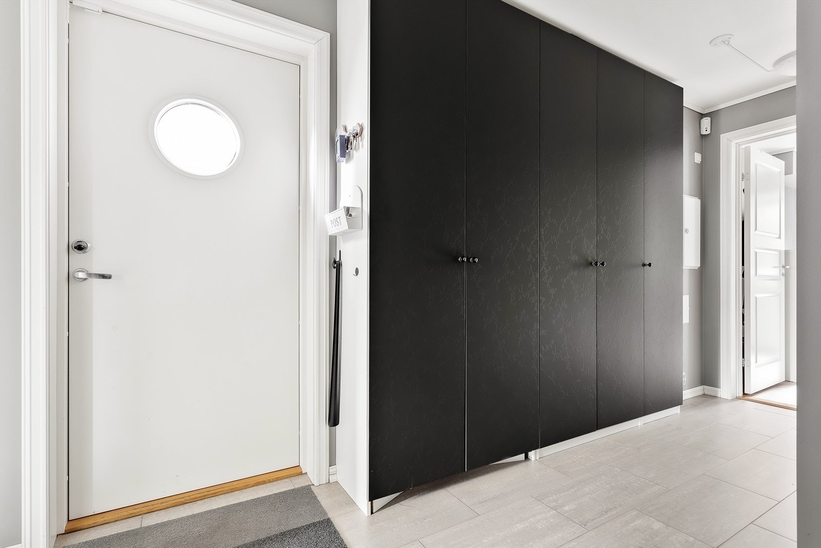 Gang i 1. etasje med stort og praktisk garderobeskap. Galleribilde