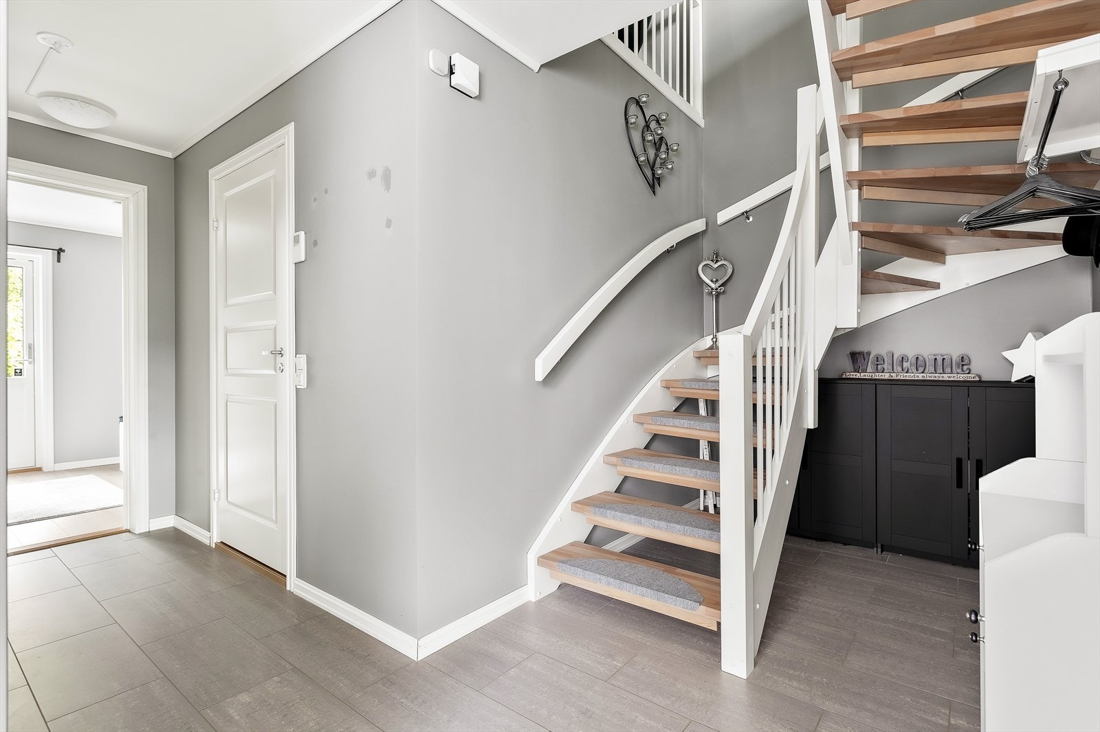 Boligens 1. etasje består av gang, bad og 2 soverom. Galleribilde