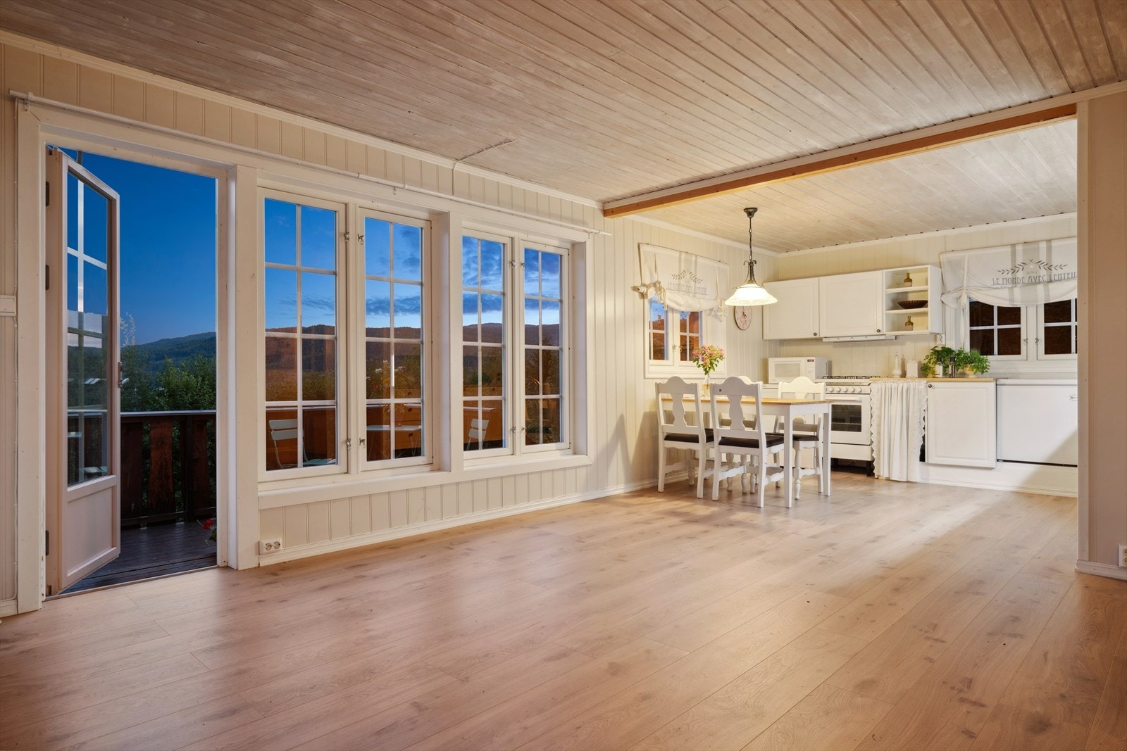 Kveldsstemning i stuen. Galleribilde