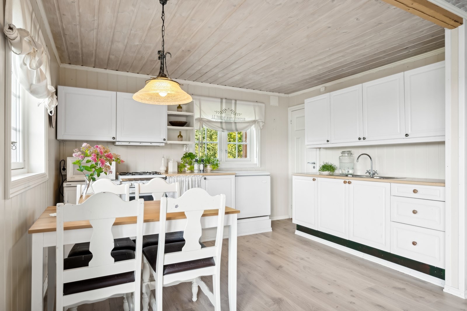 Kjøkken med praktisk matbod. Galleribilde