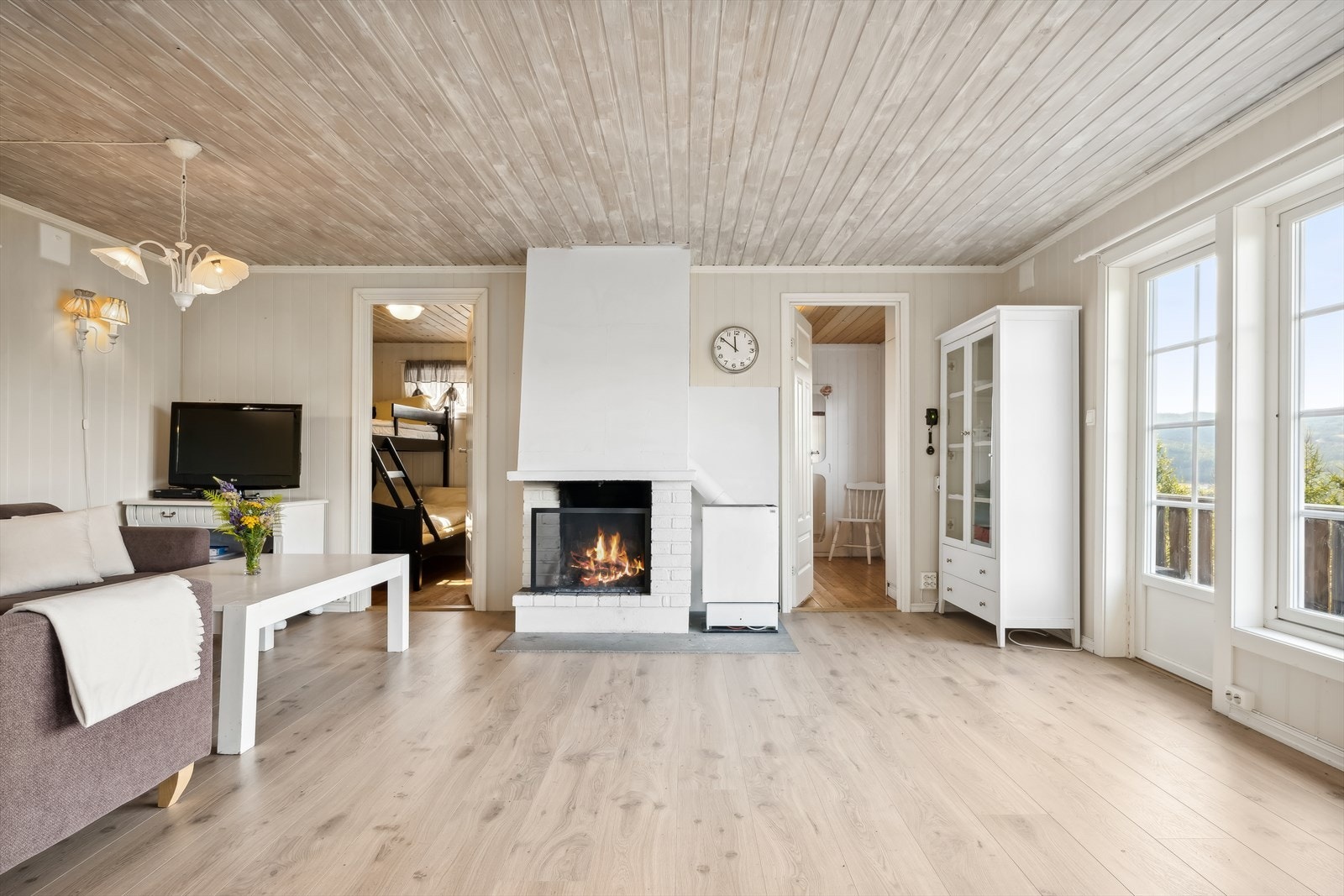 Fra stuen er det utgang til terrassen med flott utsikt. Galleribilde