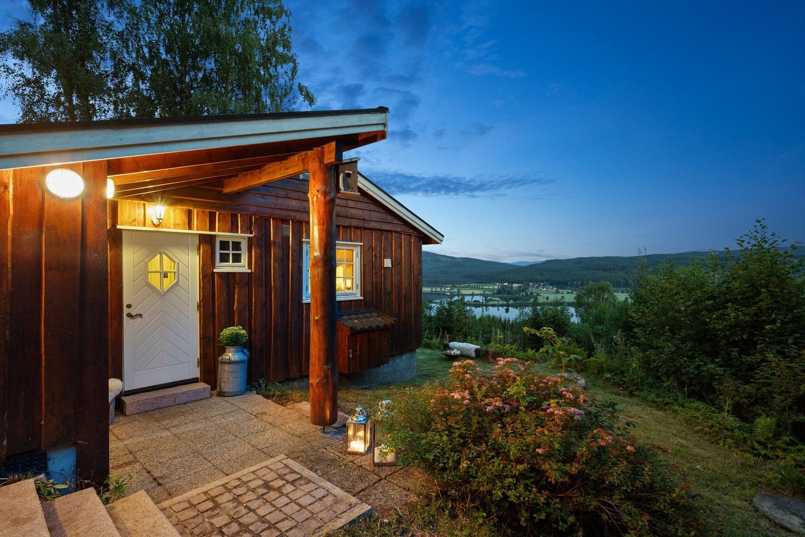 Eiendommen ligger i et etablert hytteområde i Noresund. Solrik beliggenhet på flott opparbeidet tomt. Hytta inneholder: Vindfang, hall, 2 soverom, et innredet rom, bad, badstue, kjøkken, stue og en bod. Galleribilde