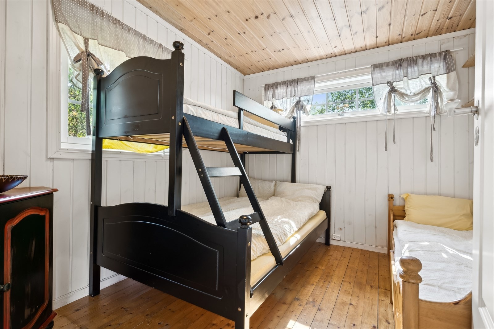 Soverommene har god plass til både senger og oppbevaring. Galleribilde